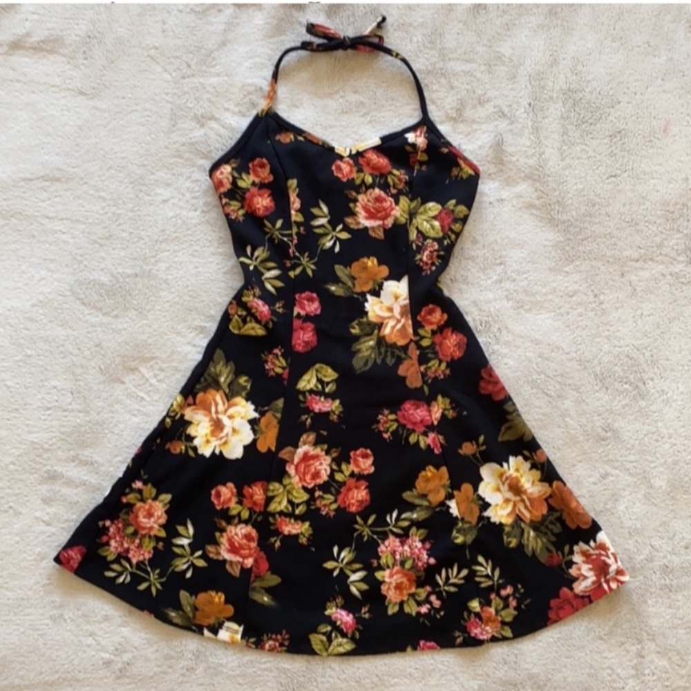🪞 halter tie up back flared v neck  dress in black floral multi